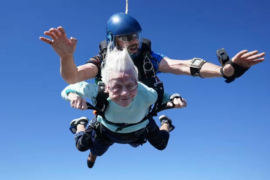 (фото) Американка Дороти Хоффнер в 104 года прыгнула с парашютом и теперь рассчитывает на мировой рекорд