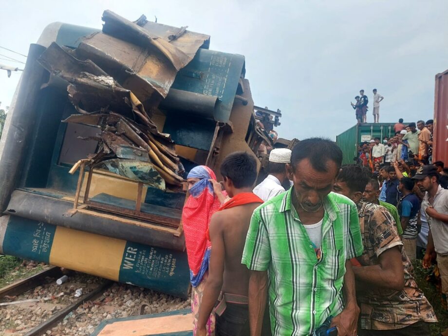 (фото) В Бангладеш не менее 15 человек погибли при столкновении двух поездов