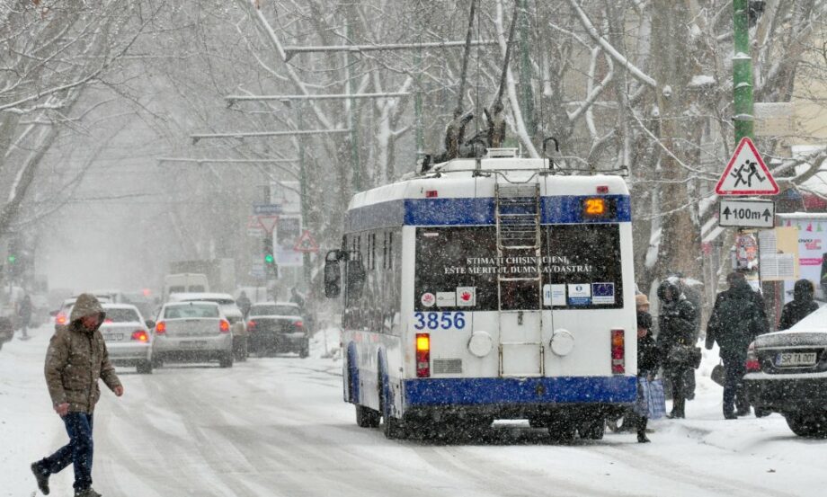 Из-за сильного ветра и снега в Кишинэу общественный транспорт ходит с опозданием