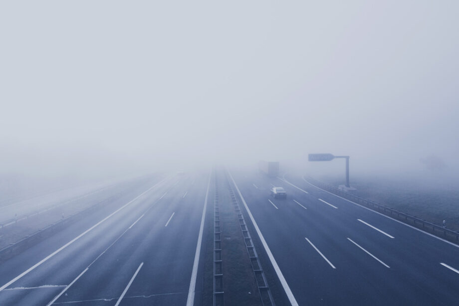 Низкая видимость и плотный туман на дорогах. Жителей просят быть внимательными
