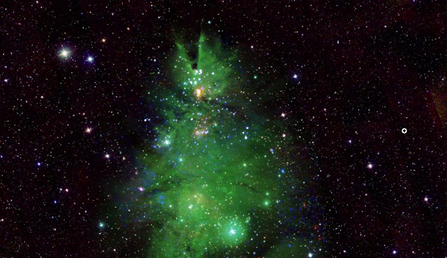 NASA опубликовало снимок звездного скопления, напоминающего рождественскую елку