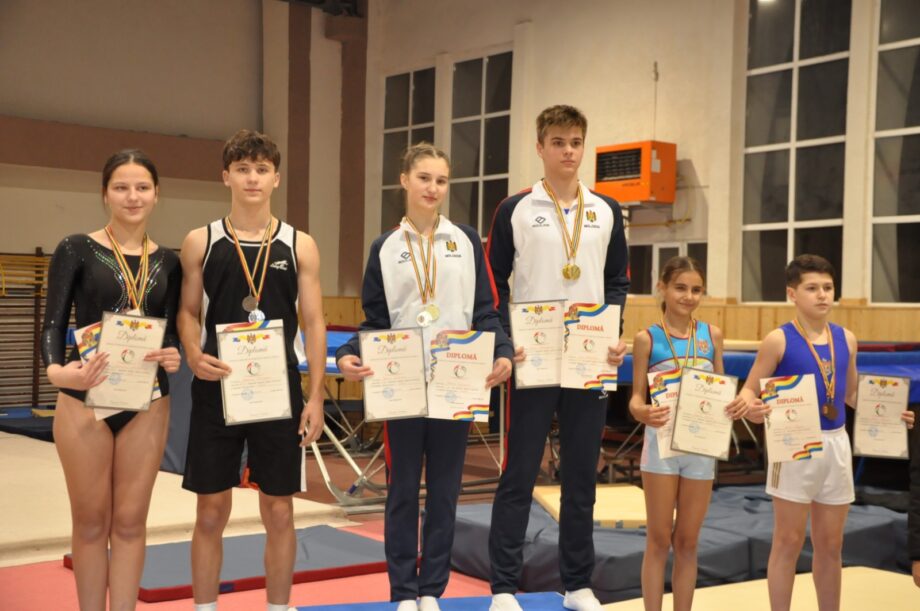 (фото) Спортсмены из Молдовы заняли первые места на Кубке Республики по батутной гимнастике
