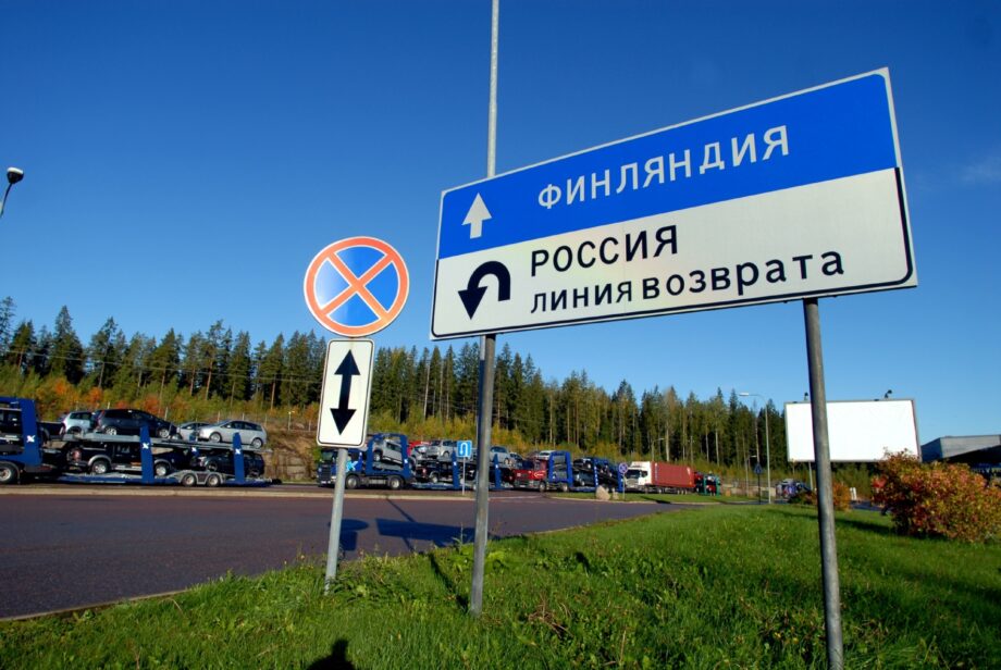 Финляндия частично возобновляет движение на границе с Россией до середины января