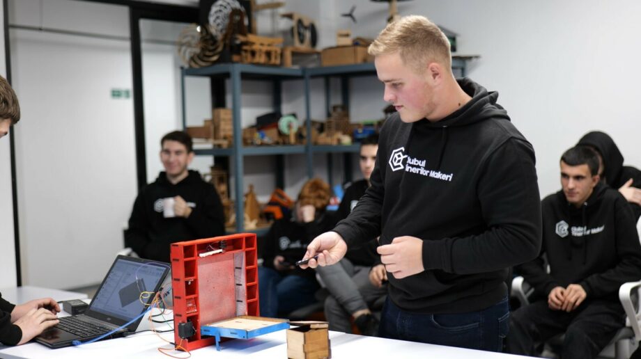 (видео) Молодые люди из Молдовы создали прототипы мебели будущего
