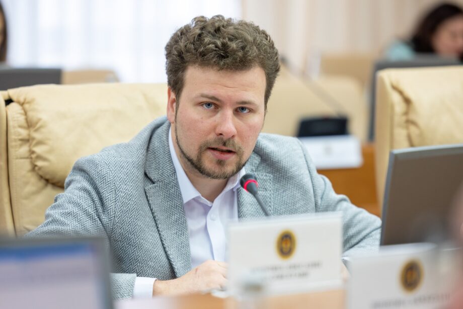 Министра образования Молдовы заслушают в парламенте. Депутаты просят дать разъяснения насчет ситуации в системе обучения