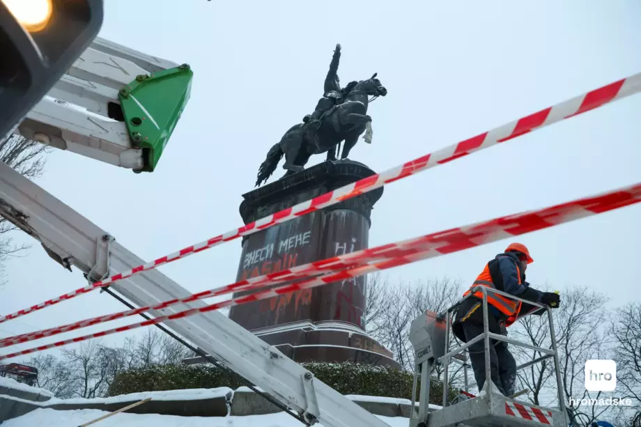 В Киеве демонтировали памятник Щорсу и Рада поддержала штрафы за нарушение комендантского часа. Главное о 654 дне войны