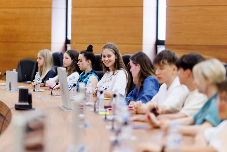 Молодые люди могут принять участие в свободной дискуссии в молдавском парламенте на тему улучшения сферы культуры