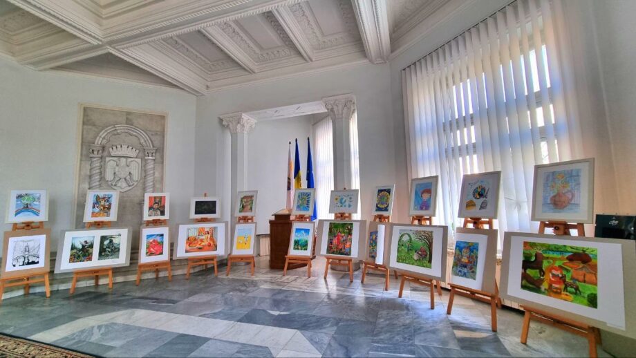 (фото) «Дети рисуют мир»: в столичной мэрии проходит выставка в знак солидарности с украинским народом