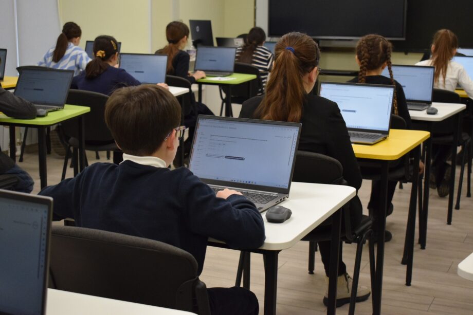 Ученики 4-х классов двух столичных лицеев впервые прошли тестирование на компьютерах