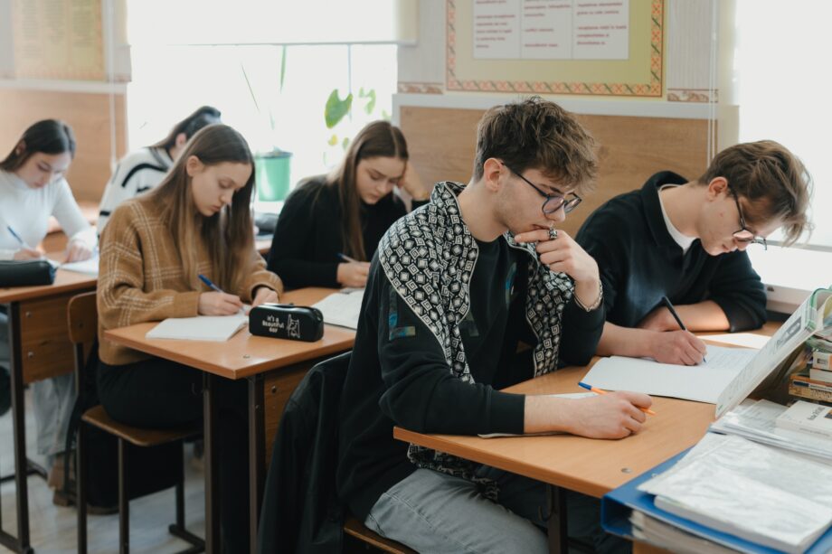 В молдавских школах началось национальное тестирование на репрезентативной выборке