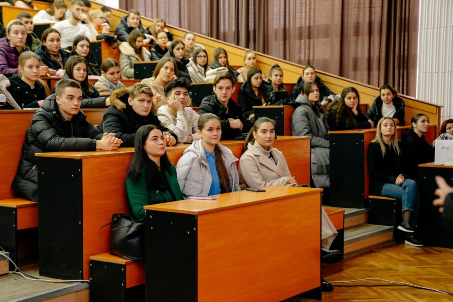 Для привлечения иностранных студентов: в Молдове переведут на английский язык 14 программ обучения