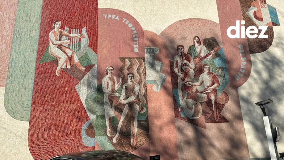 (фото) «Мир, творчество, искусство» — мозаика в Кишинэу Павла Обуха, которая подчиняется советским ценностям