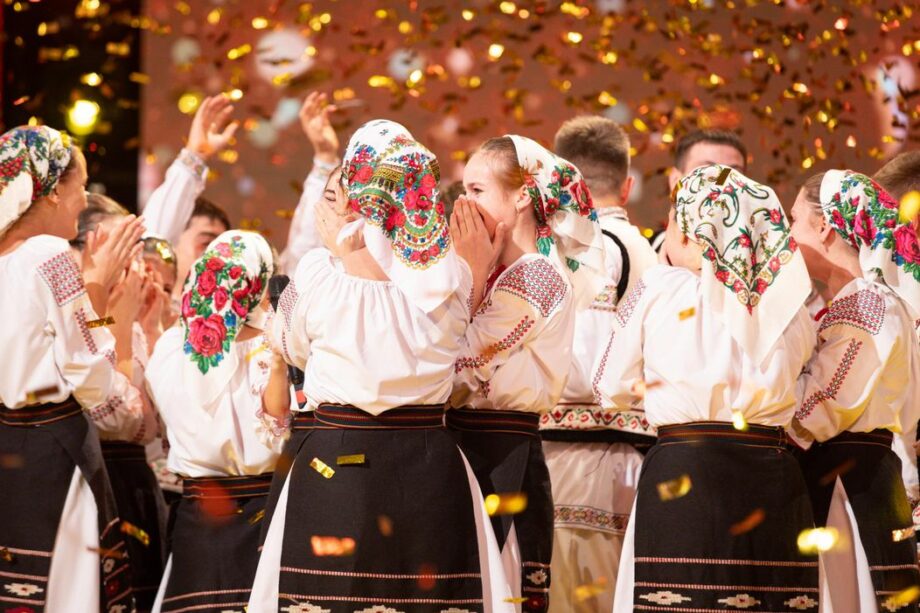 (видео) Ансамбль народного танца из Молдовы получил премию Golden Buzz на конкурсе Românii au talent