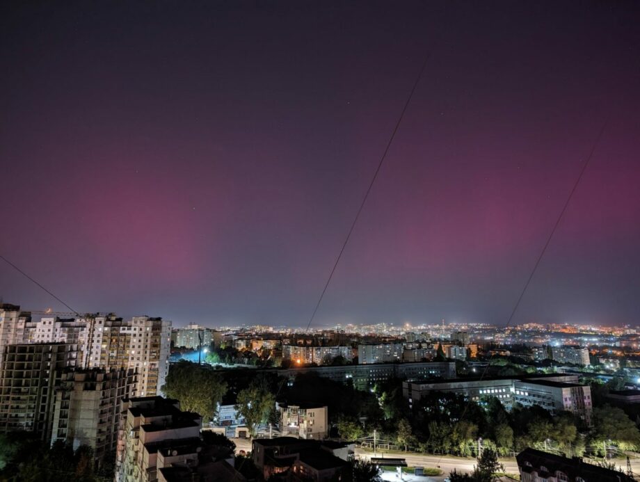(фото) Вчера ночью жители Молдовы наблюдали северное сияние