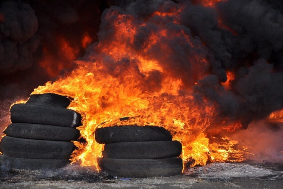 В Молдове граждан призвали не сжигать шины в ночь на Пасху — какое наказание грозит нарушителям
