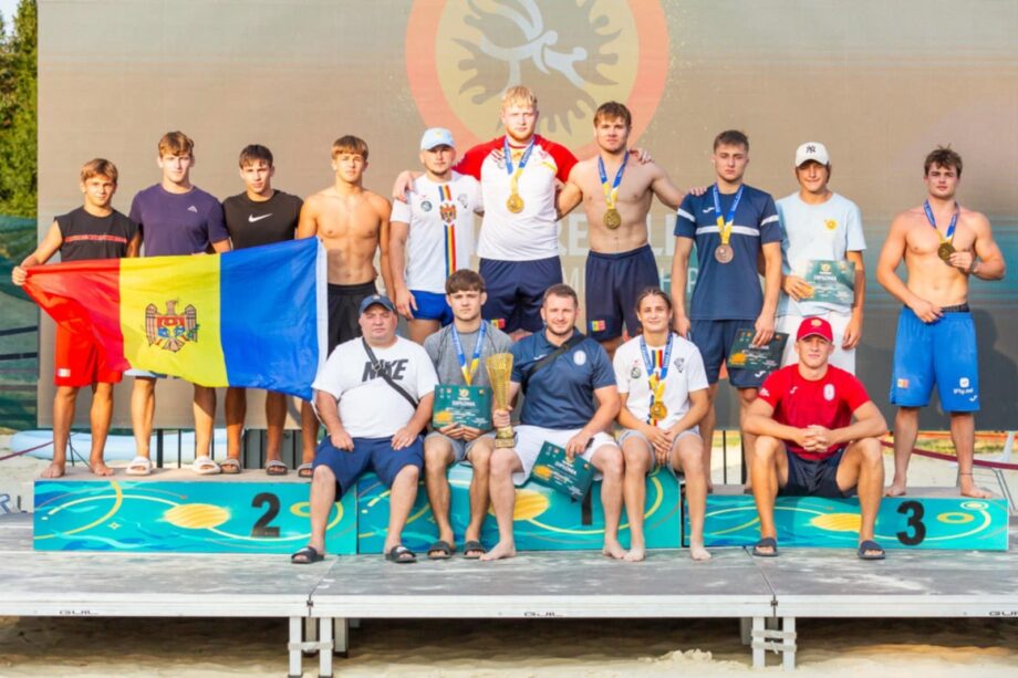 Молдавские спортсмены стали чемпионами Европы по пляжной борьбе в категории до 20 лет