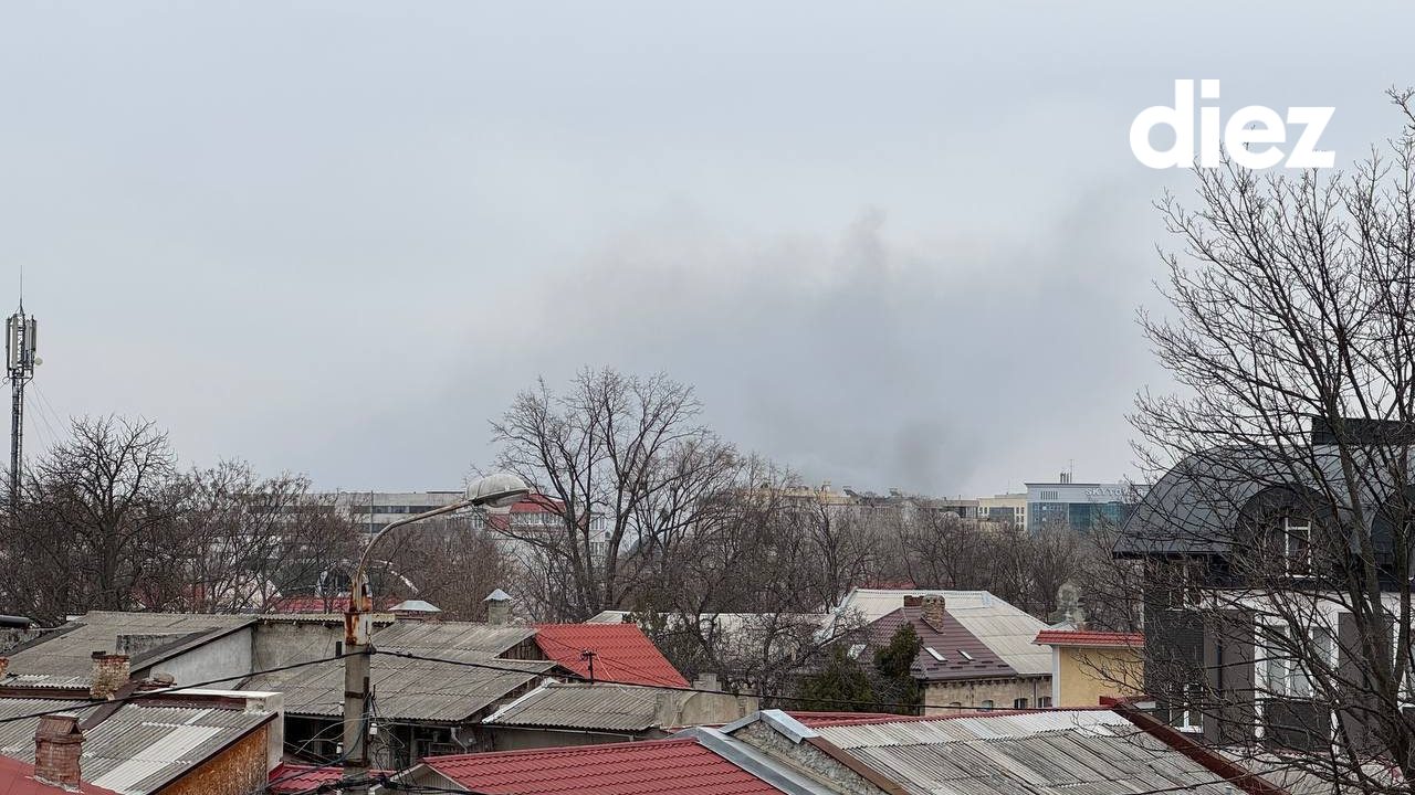 (ОБНОВЛЕНО) В центре столицы загорелась крыша ресторана. На месте работают пожарные