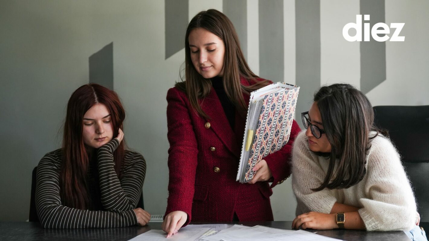 Экзаменационные работы школьников будут проверять более 950 преподавателей, которые прошли курсы подготовки