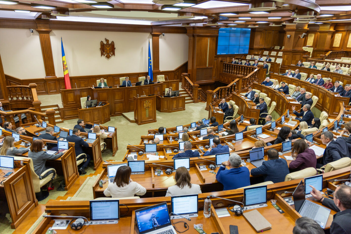 От юристов до инженеров: профессии депутатов нынешнего парламента Молдовы