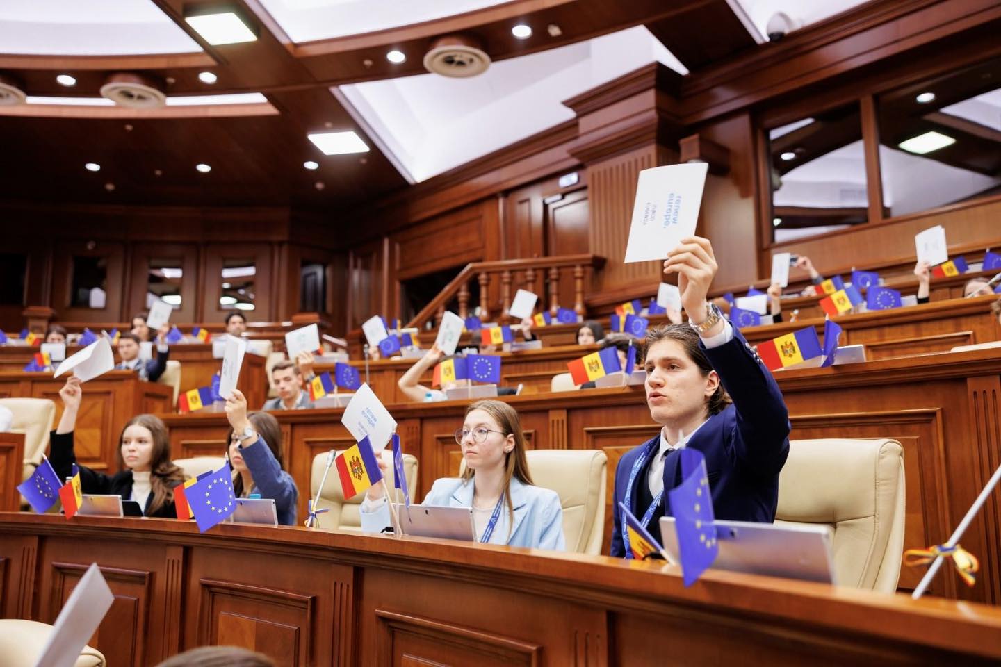Хочешь пройти оплачиваемую стажировку в аппарате президента или министерстве? Рассказываем, что нужно сделать