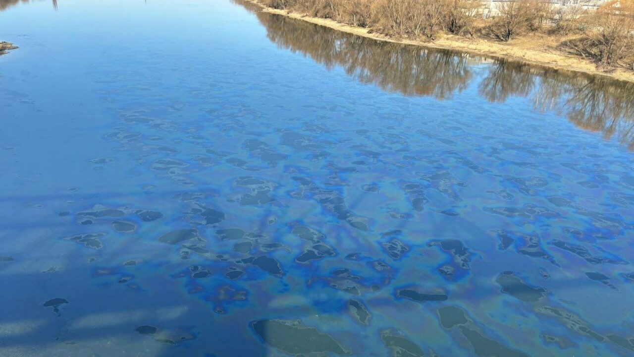 (обновлено) В Днестр попало около 1,5 тонн нефтепродуктов: в районе Наславча объявили желтый код риска