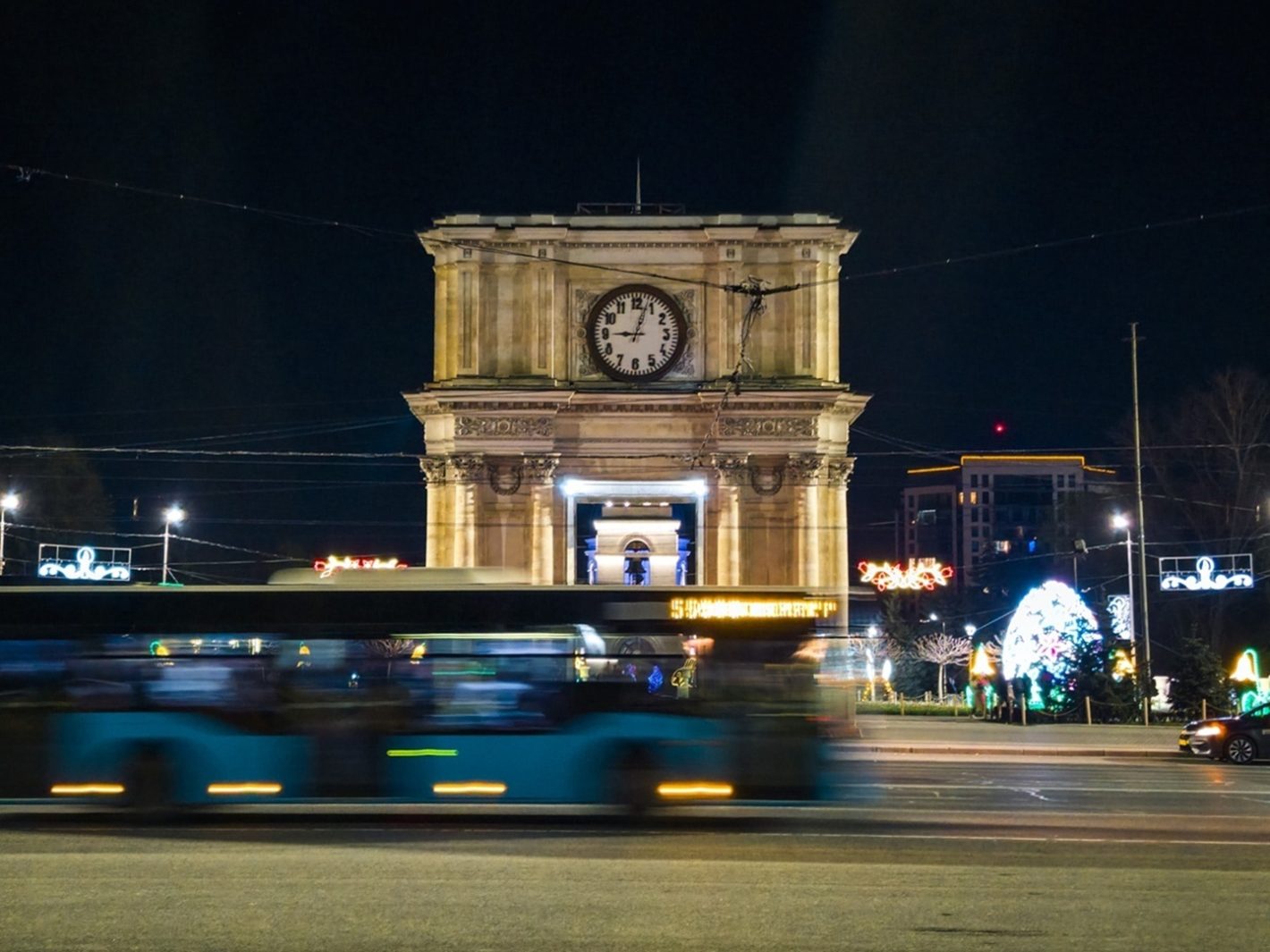 «Кишинэу ночью — это другой город». Фотограф снял серию кадров на Samsung Galaxy S26 Ultra