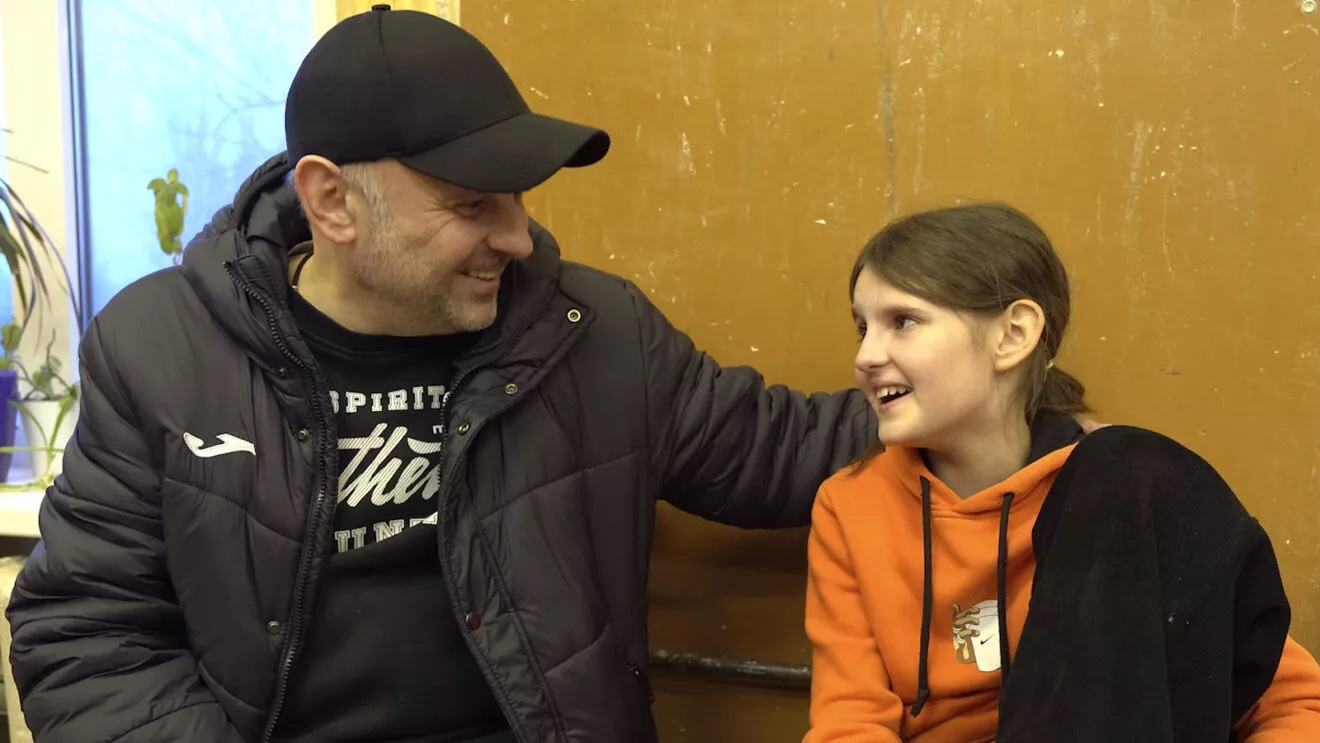 (видео) Папина опора: как вовлеченные отцы помогают детям покорять вершины