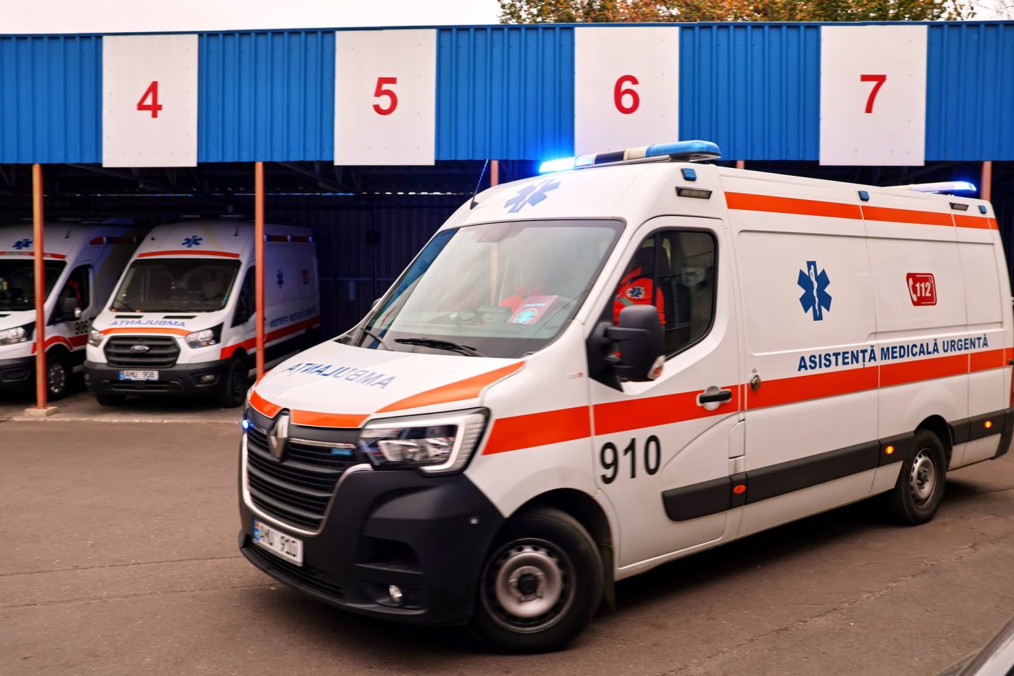 В кагульском лицее 11 учеников пострадали из-за распыления слезоточивого газа: врачи оказали им помощь