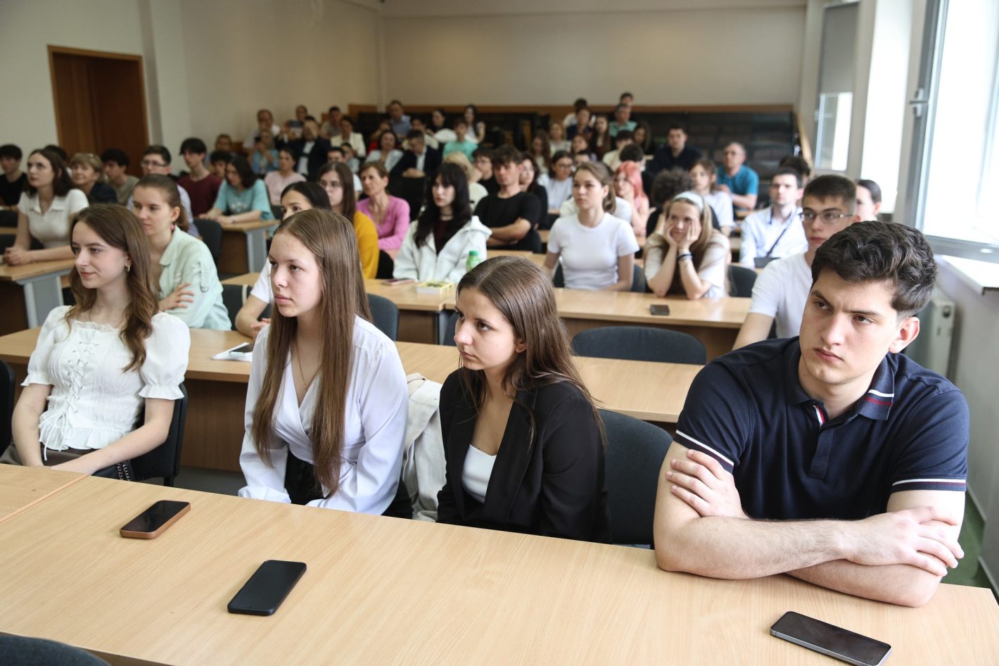 tineri elevi studenti universitate