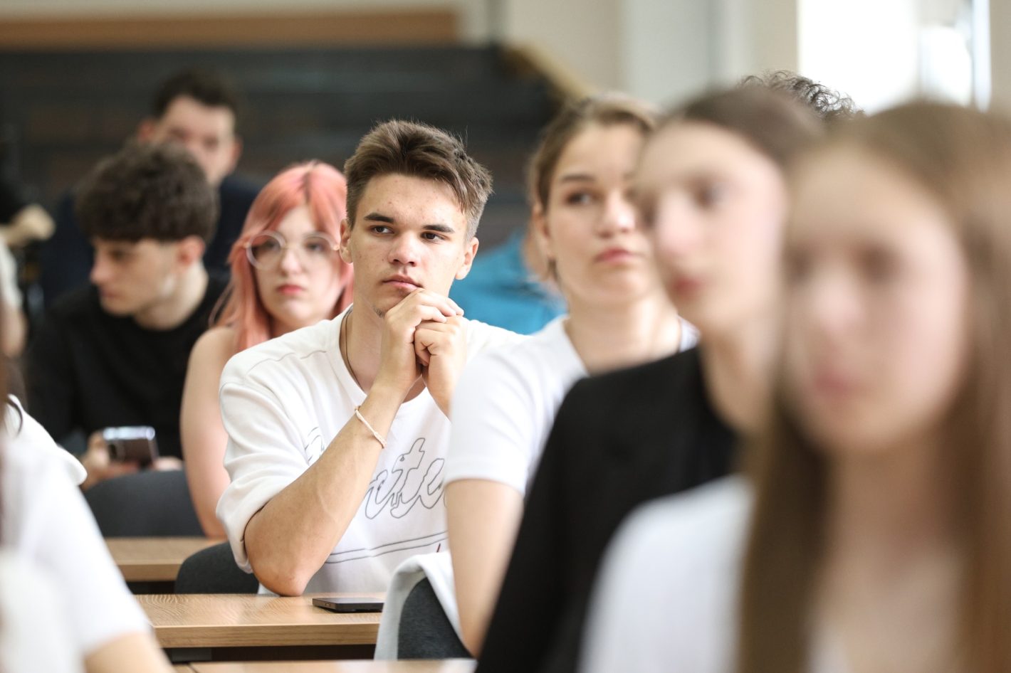 tineri elevi studenti universitate